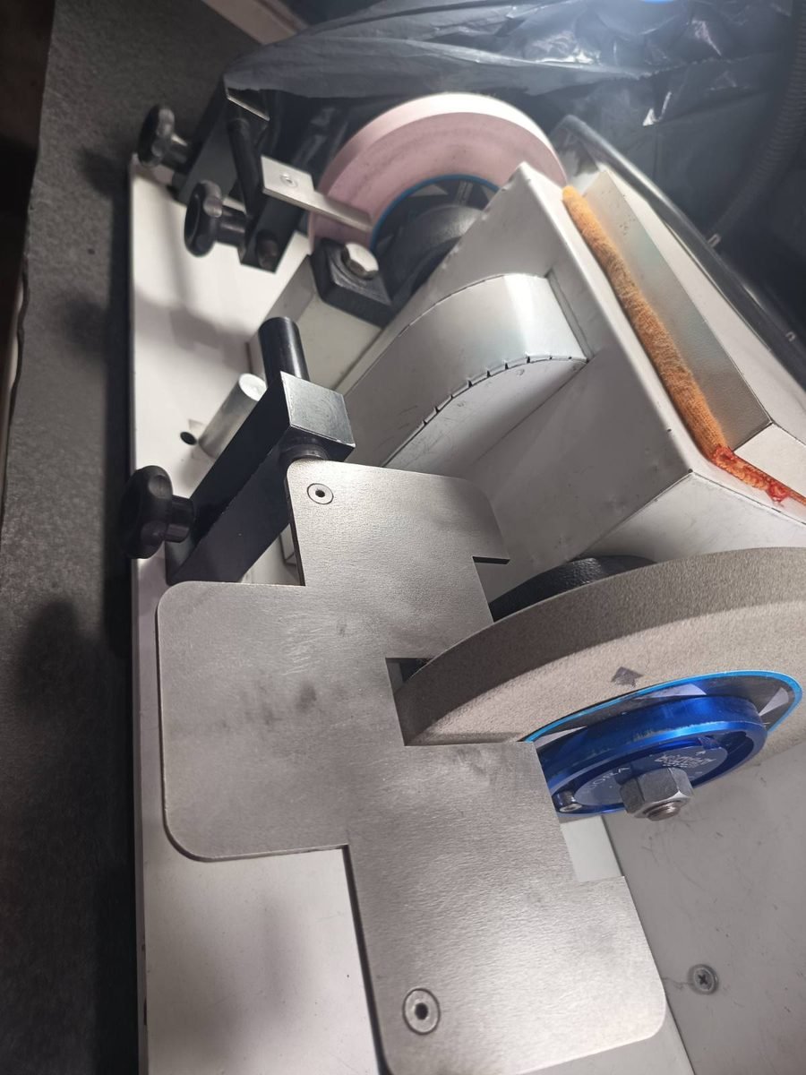 Máquina de afiação em uso