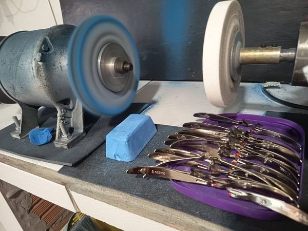 Detalhe das lâminas dos alicates protegidas